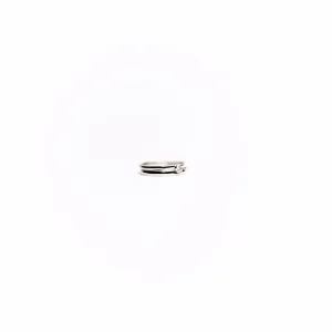 ANEL LISO COM PONTO DE LUZ ZIRCONIA REDONDA E ANEL COM DETALHE   -N18- BANHADO A RÓDIO BRANCO