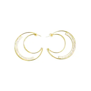 ARGOLA DUPLA FORMATO LUA COM NAVETE CRAVEJADA - BANHADO A OURO 18K