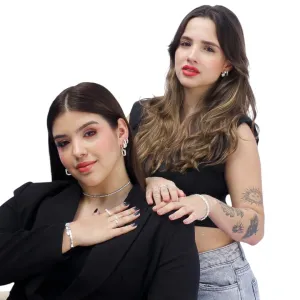 BRINCO ARGOLA ABAULADA ESTICADA FINA PEQUENO COM FILEIRA TRIPLA E MICRO ZIRCÔNIA CRISTAL - BANHADO A PRATA 925