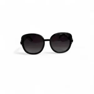 ÓCULOS DE SOL REDONDO GRANDE LENTE PRETA ARMAÇÃO PRETA COM DETALHE LATERAL COM PROTEÇÃO UV 400 - MARCA PROPRIA