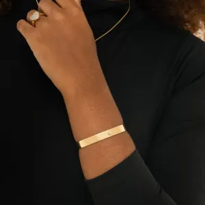 BRACELETE LISO GROSSO COM UMA PEDRA CENTRAL CRAVEJADA  - BANHADO A OURO 18K