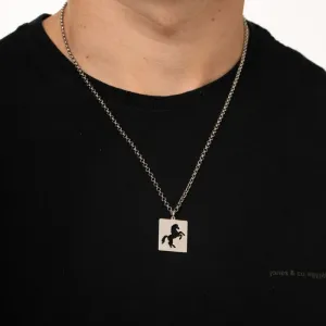 PINGENTE CAVALO PLACA QUADRADA VAZADO - BANHADO A RÓDIO BRANCO