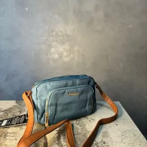 BOLSA AZUL COM MARROM BOLSO DUPLO LISA POLIURETANO CHENSON
