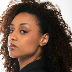 BRINCO QUADRADO VAZADO LISO MÉDIA - BANHADO A OURO 18K