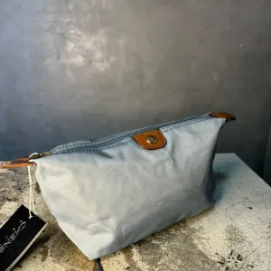 NECESSAIRE MÉDIA  AZUL COM MARROM LISA DE MICROFIBRA CHENSON