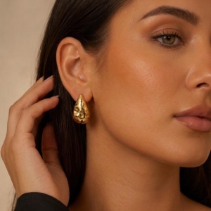 BRINCO ORGANICO GOTA GRANDE LISA - BANHADO A OURO 18K