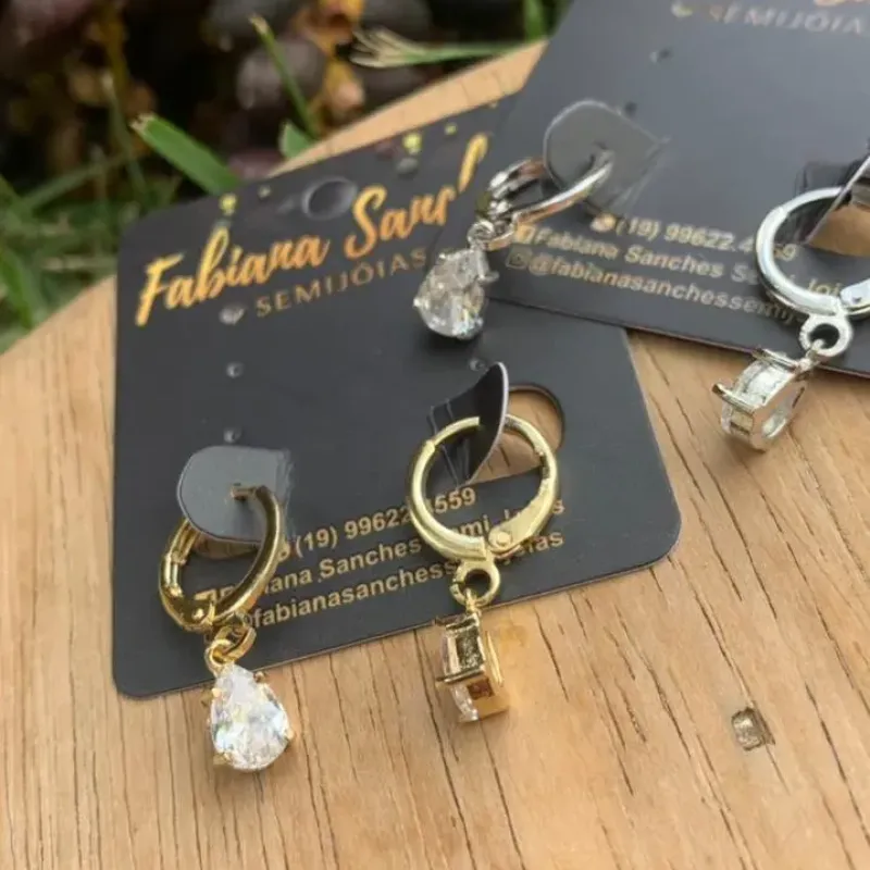 BRINCO ARGOLINHA COM GOTA CRISTAL PENDU.- BANHADO A OURO 18K