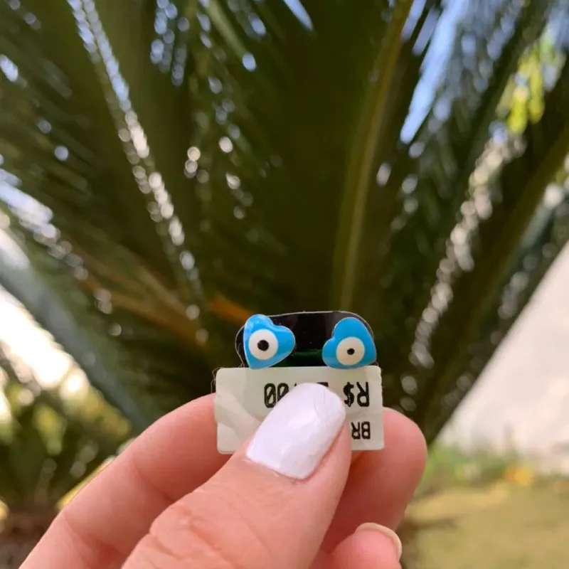 BRINCO CORAÇÃO OLHO GREGO - BANHADO A RÓDIO BRANCO