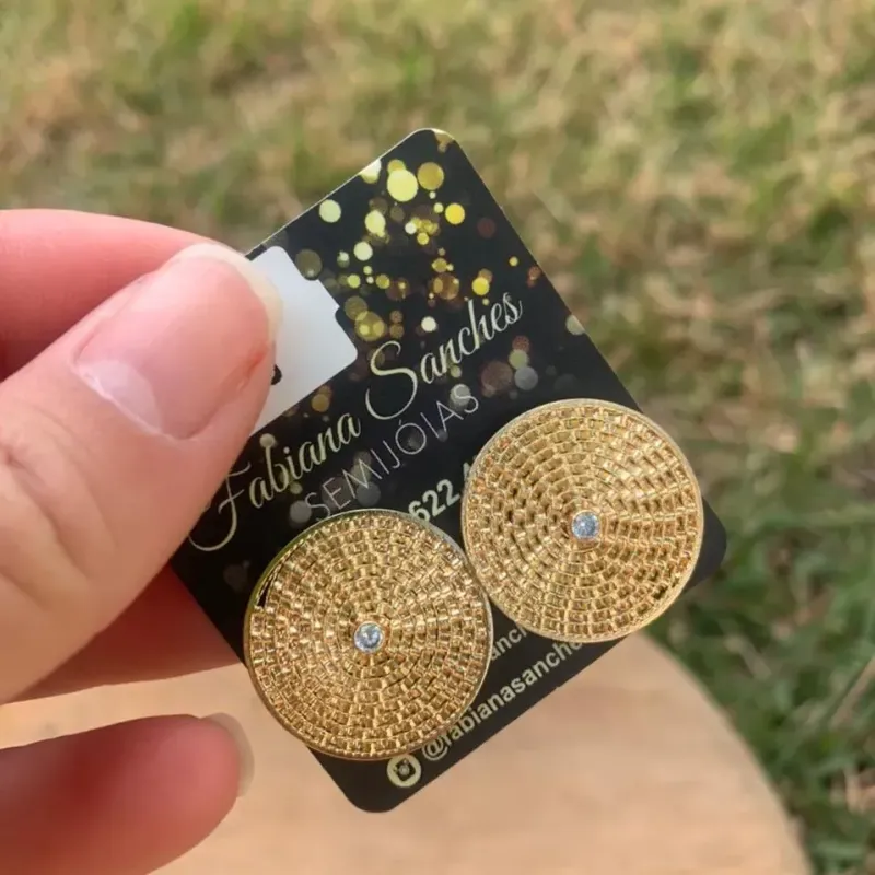 BRINCO MEDALHA TRANÇADA COM ZIRCONIA - BANHADO A OURO 18K