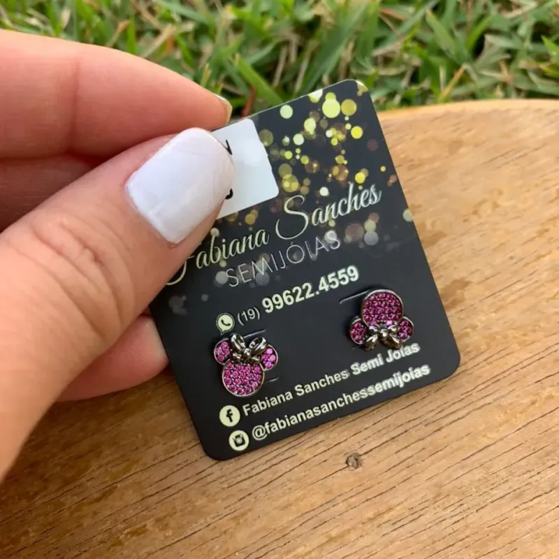 BRINCO MINNIE COM LAÇO E ZIRCONIA - BANHADO A RÓDIO NEGRO