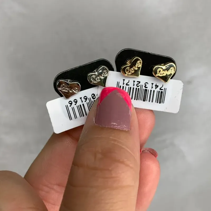 BRINCO PEQUENO CORAÇÃO ESCRITO LOVE - BANHADO A OURO 18K