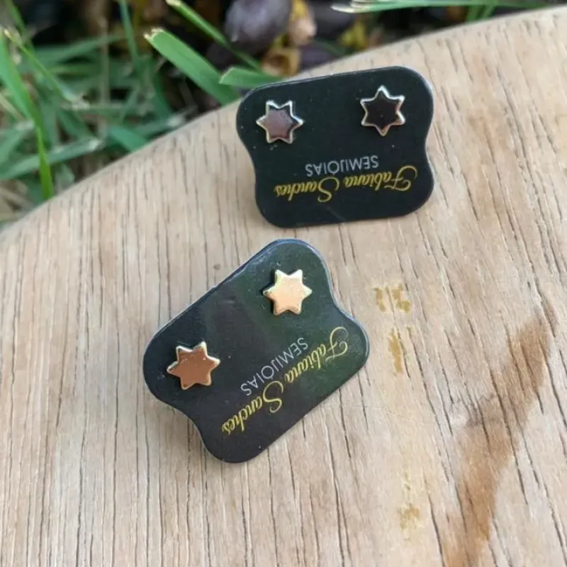 BRINCO PEQUENO ESTRELA RETA 6 PONTAS - BANHADO A OURO 18K
