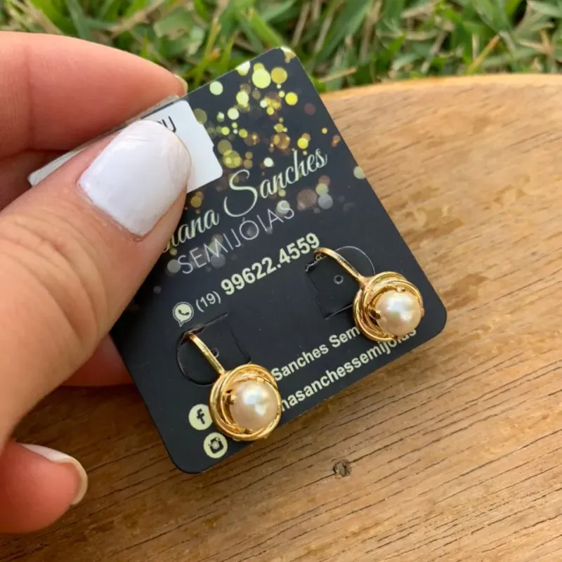 BRINCO PÉROLA MÉDIO TRANÇADO DE PRESSÃO - BANHADO A OURO 18K