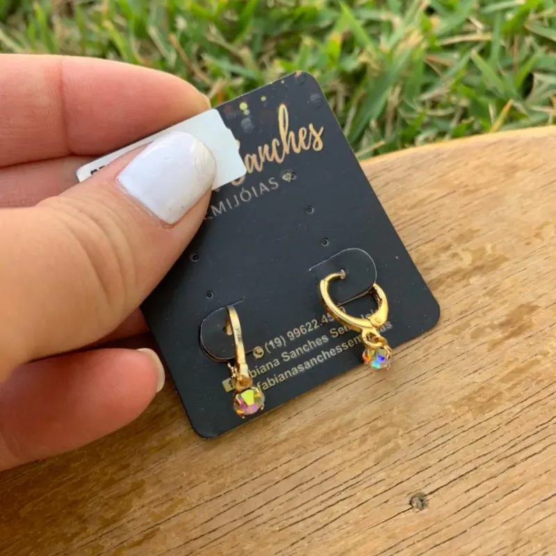 BRINCO ARGOLA COM STRAS FRUTA COR- BANHADO A OURO 18K