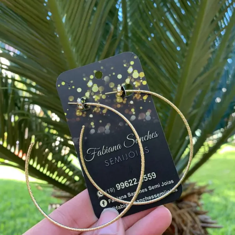 BRINCO ARGOLA LISA TRABALHADO REDONDO - BANHADO A OURO 18K
