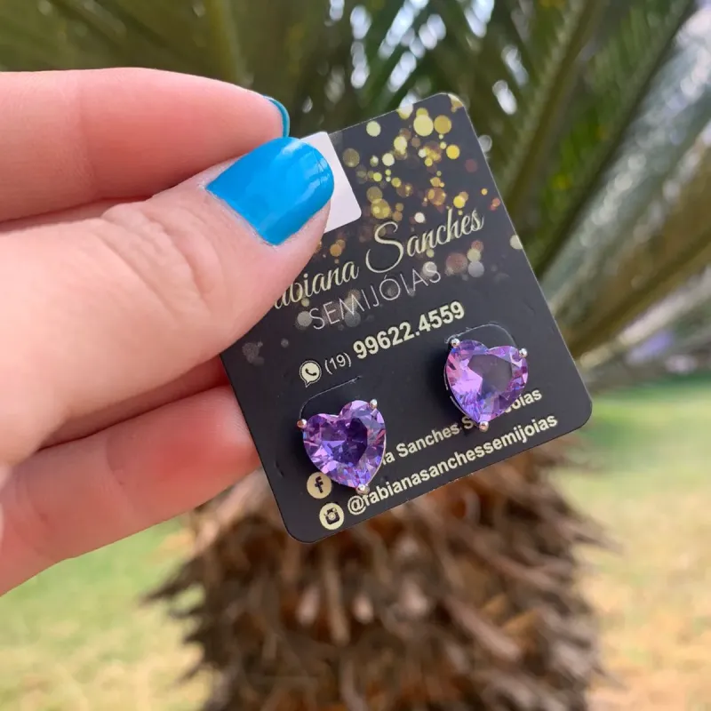 BRINCO CORAÇÃO MEDIO ROXO- BANHADO A RÓDIO BRANCO
