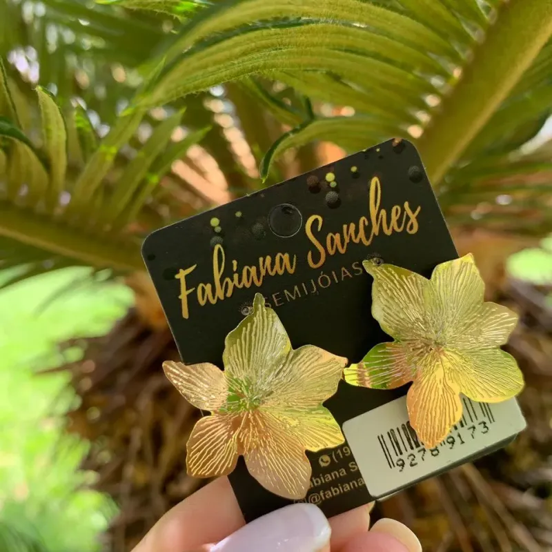 BRINCO MEDIO FLOR DESCONSTRUIDA LISA - BANHADO A OURO 18K