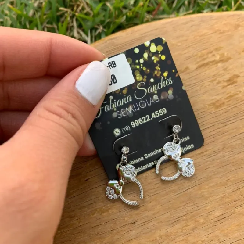 BRINCO MINNIE COM LAÇO E ZIRCONIA - BANHADO A RÓDIO BRANCO