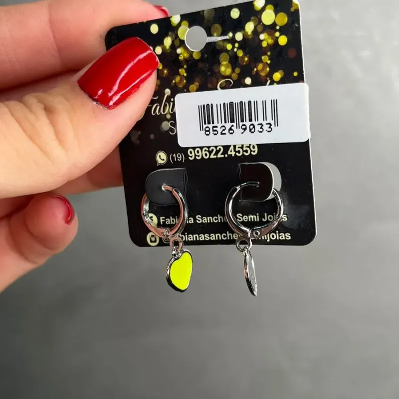 BRINCO PENDURADO CORAÇÃO NEON AMARELO- BANHADO A RÓDIO BRANCO