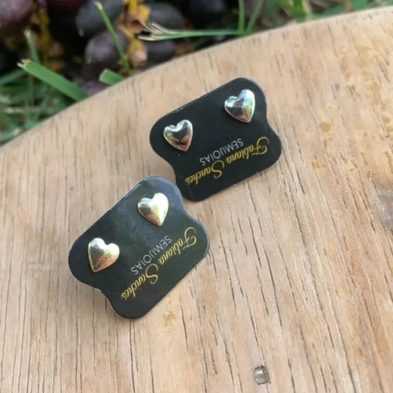 BRINCO PEQUENO CORAÇÃO CHEIO ESTICADO  - BANHADO A OURO 18K