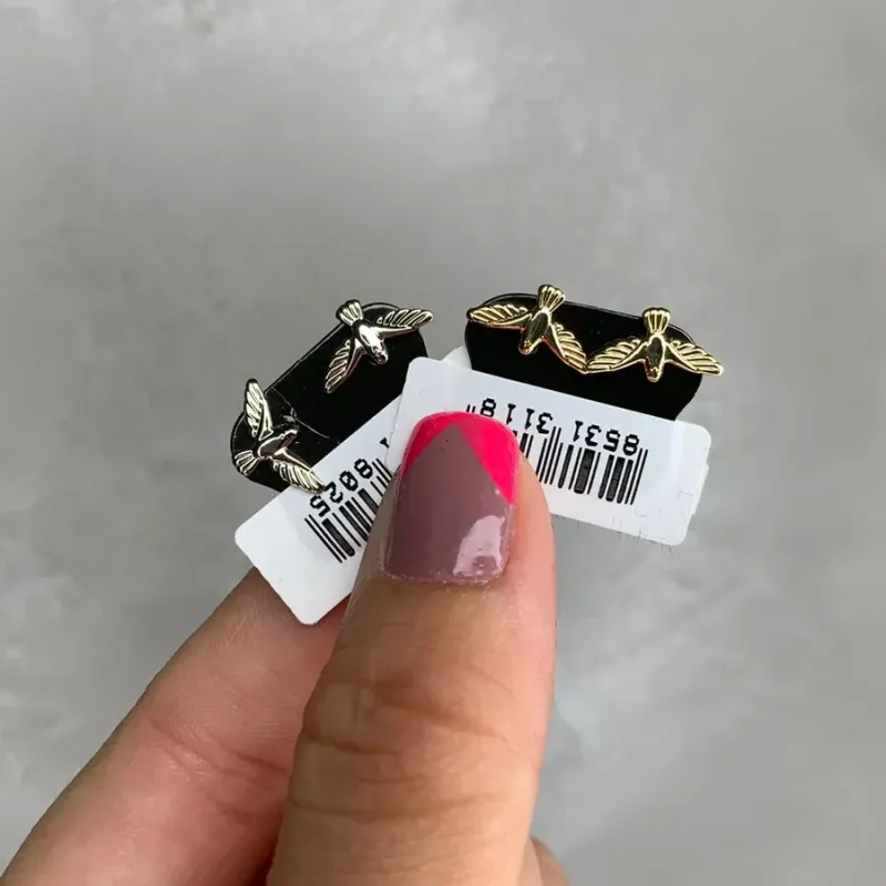 BRINCO PEQUENO ESPÍRITO SANTO LISO- BANHADO A OURO 18K