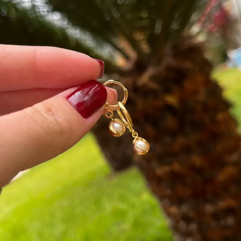 BRINCO ARGOLA COM PÉROLA TRANÇADA- BANHADO A OURO 18K