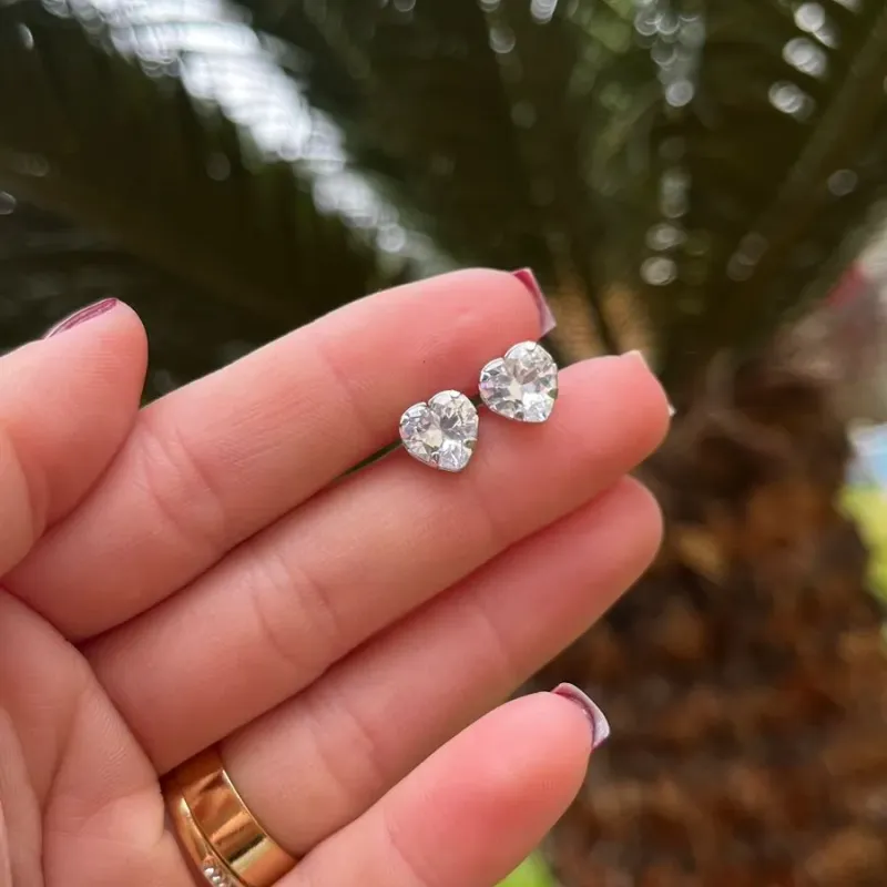 BRINCO  CORAÇÃO CRISTAL- BANHADO A RÓDIO BRANCO