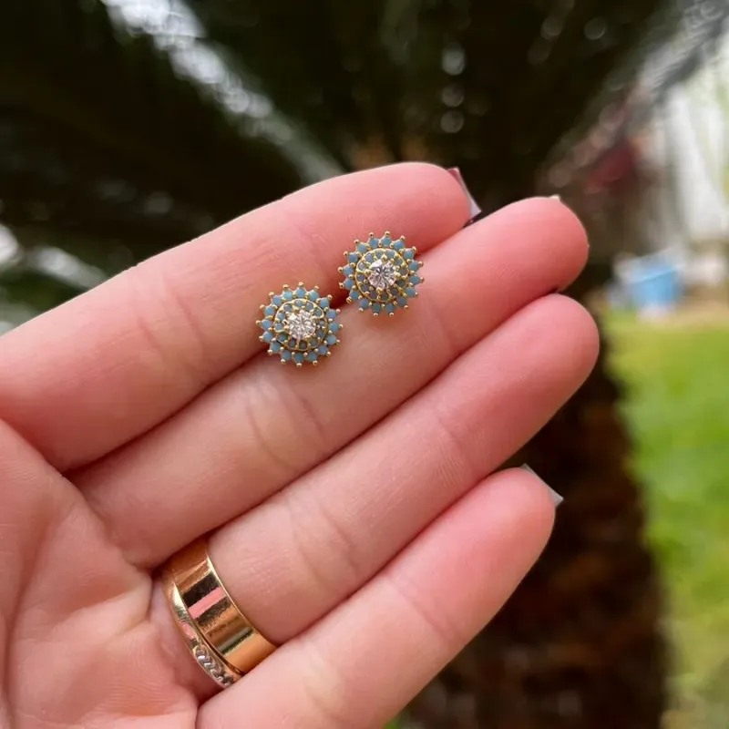 BRINCO FLOR ZIRCONIA VERDE E CRISTAL- BANHADO A OURO 18K