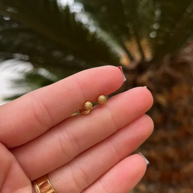 BRINCO PEQUENO BOLA FOSCA - BANHADO A OURO 18K