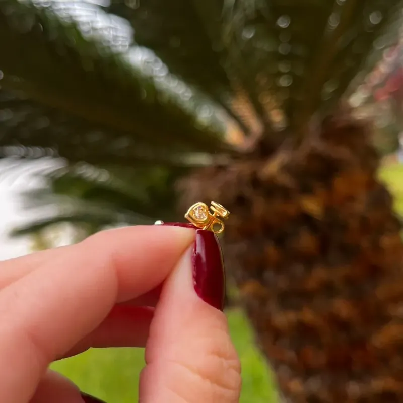 BRINCO PEQUENO CORAÇÃO CRISTAL- BANHADO A OURO 18K