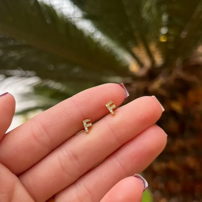 BRINCO PEQUENO INICIAL F - BANHADO A OURO 18K