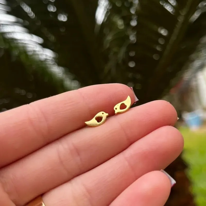 BRINCO PEQUENO PÁSSARO COM CORAÇÃO VAZADO- BANHADO A OURO 18K
