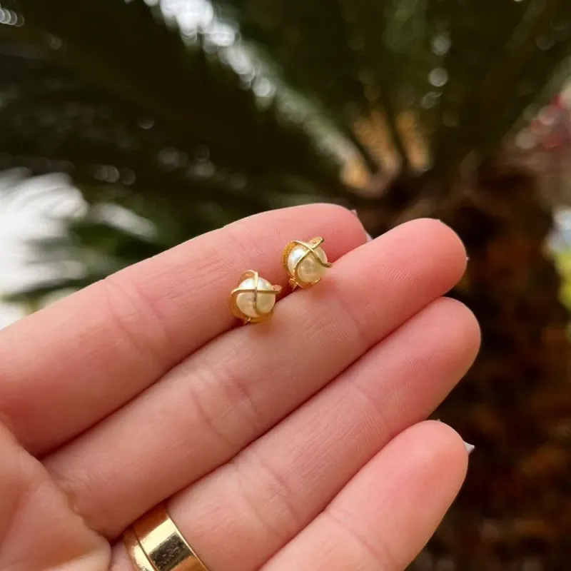 BRINCO PEQUENO PÉROLA TRANÇADA MEDIA - BANHADO A OURO 18K