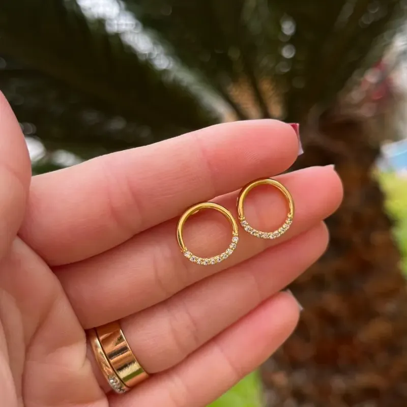BRINCO REDONDO MEIA VOLTA CRAVEJADA - BANHADO A OURO 18K