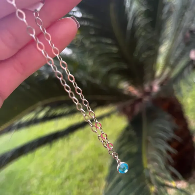 TORNOZELEIRA COM PONTO DE LUZ ACRÍLICO AZUL CLARO  -PRATA 925