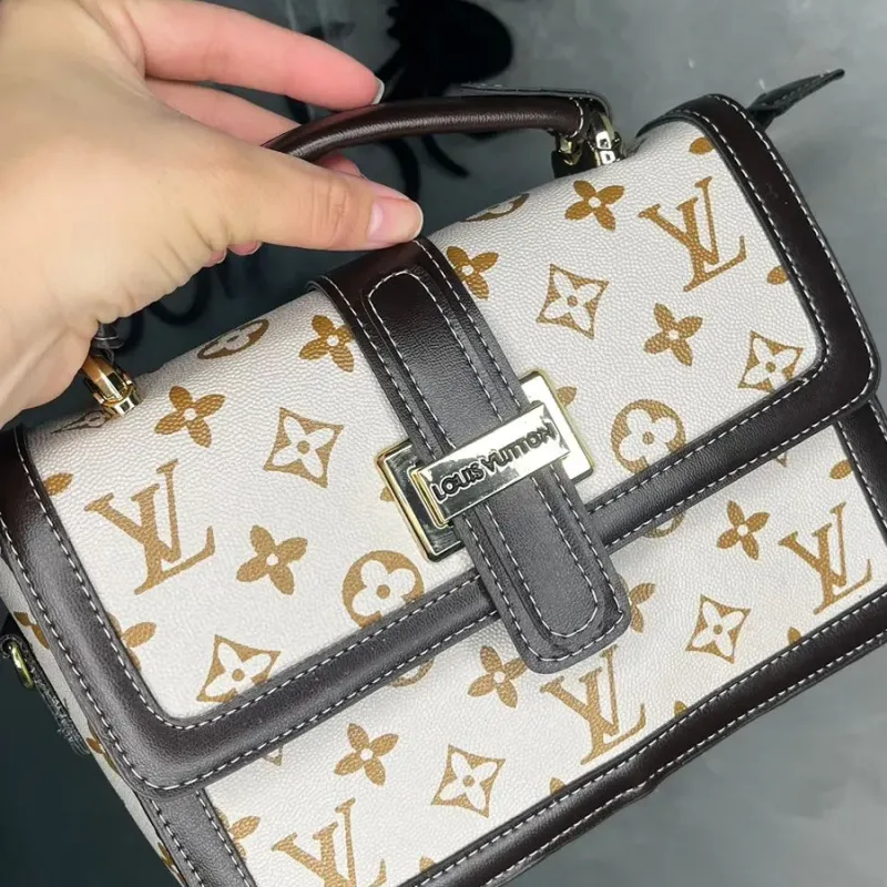 BOLSA REPLICA SCHUTZ BRANCA COM ALÇA E BOLSINHA AVULSA