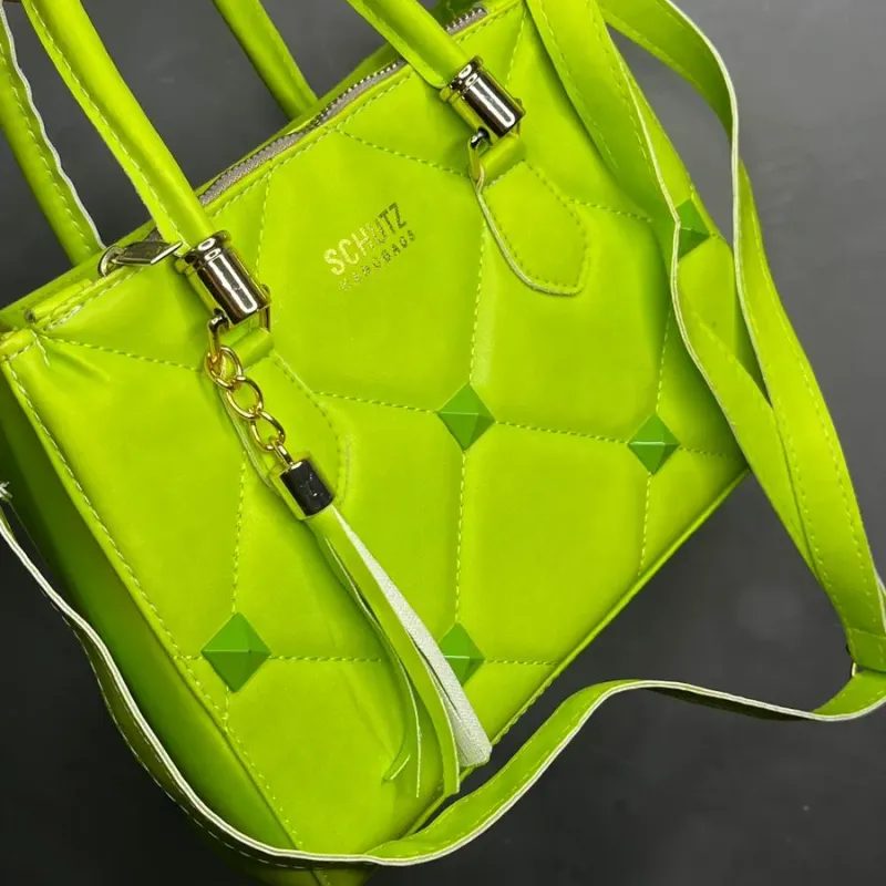 BOLSA REPLICA SCHUTZ VERDE LIMA COM ADORNO E ALÇA