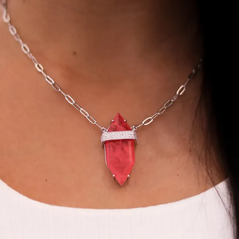 CONJUNTO PENDALO CORRENTE E BRINCO CORAL COM EXTENSOR-  BANHADO A RÓDIO BRANCO