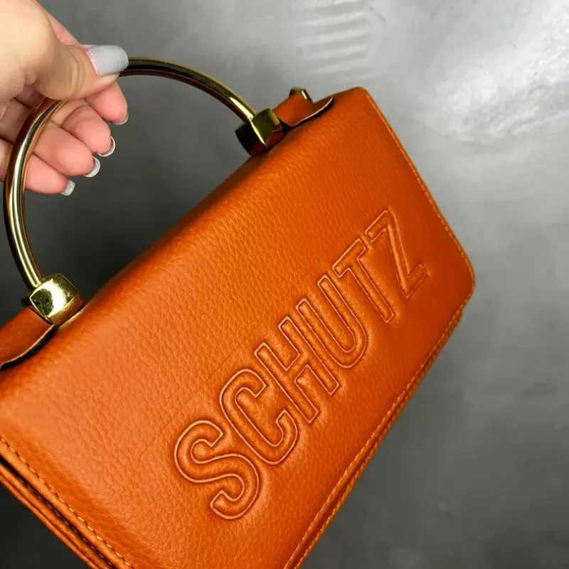 BOLSA REPLICA SCHUTZ MARROM COM ALÇA METAL E ALÇA AVULSA