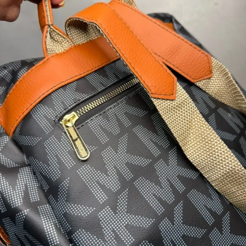 MOCHILA REPLICA MK COURO SINTETICO MARROM E PRETA