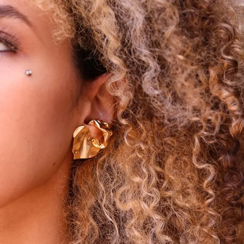 BRINCO CORAÇÃO CHEIO AMASSADO ONDULADO - BANHADO A OURO 18K