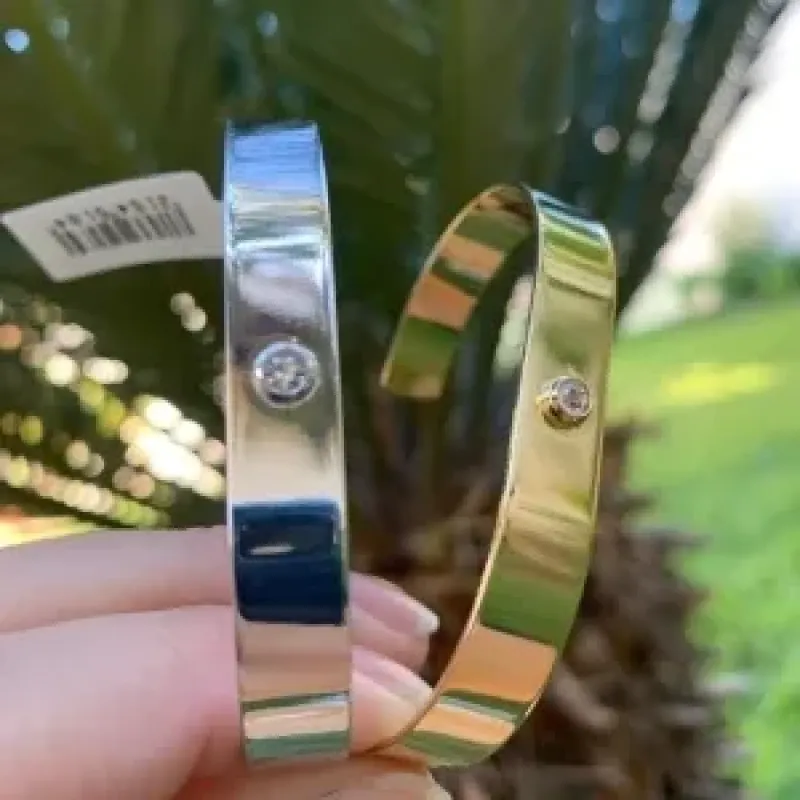 BRACELETE LISO GROSSO COM UMA PEDRA CENTRAL CRAVEJADA  -OU