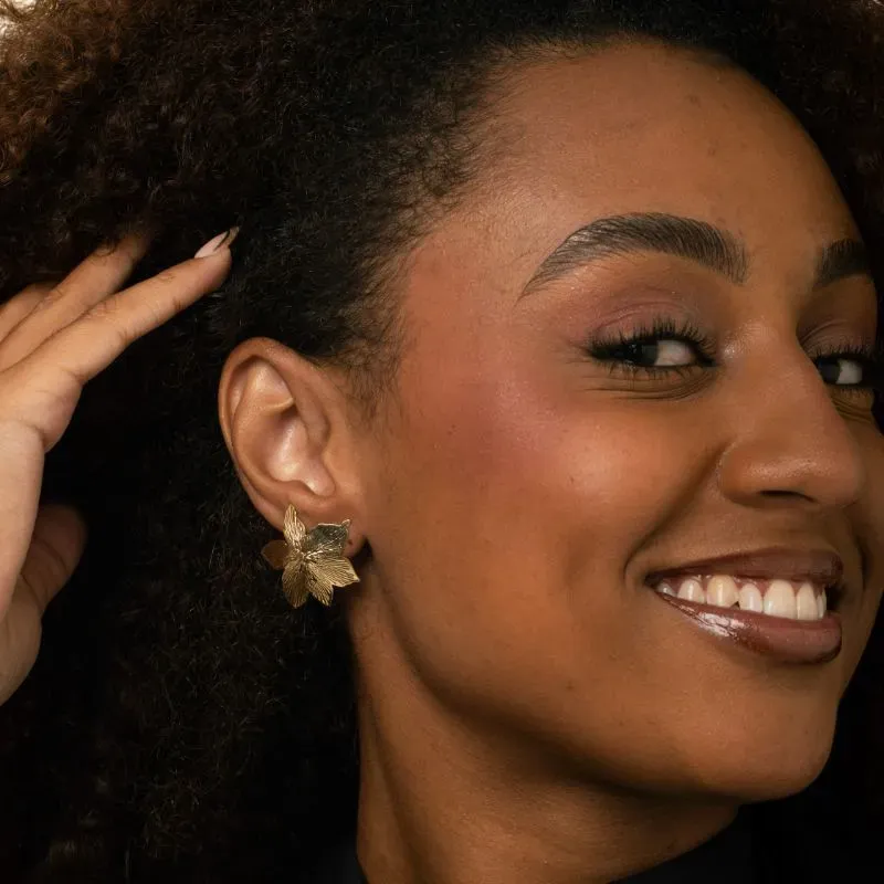 BRINCO MEDIO FLOR DESCONSTRUIDA LISA - BANHADO A OURO 18K