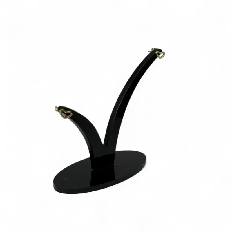 BRINCO PEQUENO CORAÇÃO TORTO VAZADO - BANHADO A OURO 18K