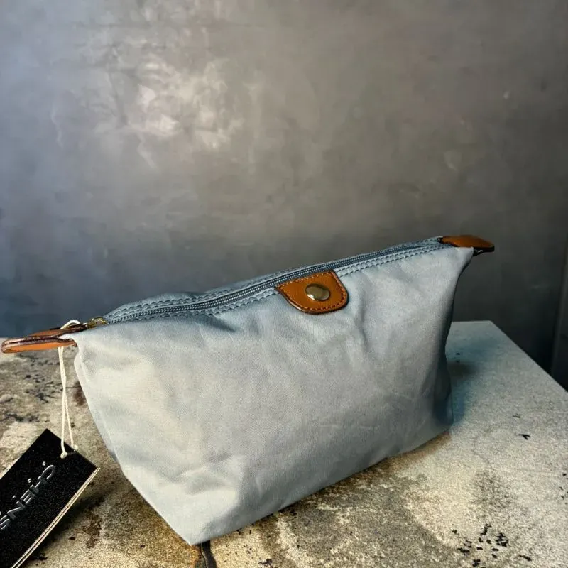 NECESSAIRE MÉDIA  AZUL COM MARROM LISA DE MICROFIBRA CHENSON