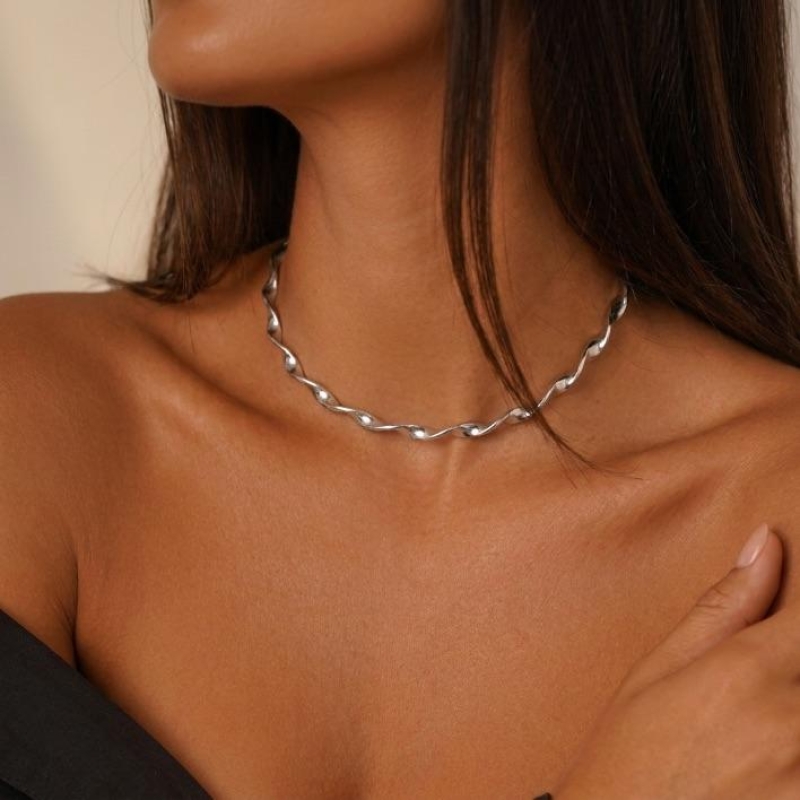 CHOKER RÍGIDO TORCIDO COM EXTENSOR  - BANHADO A RÓDIO BRANCO
