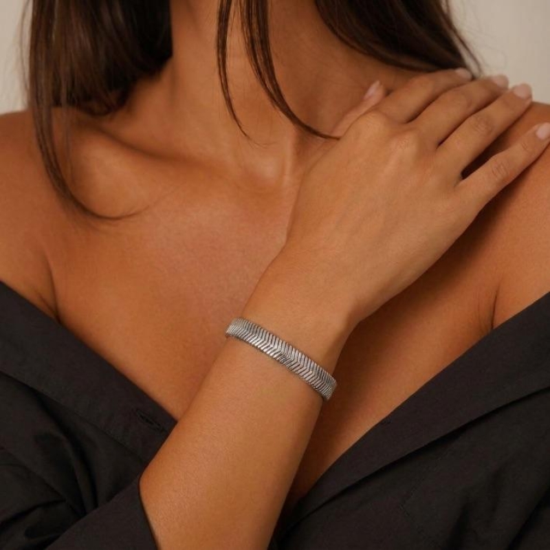 PULSEIRA LAMINADA LACRAIA COM EXTENSOR - BANHADO A RÓDIO BRANCO