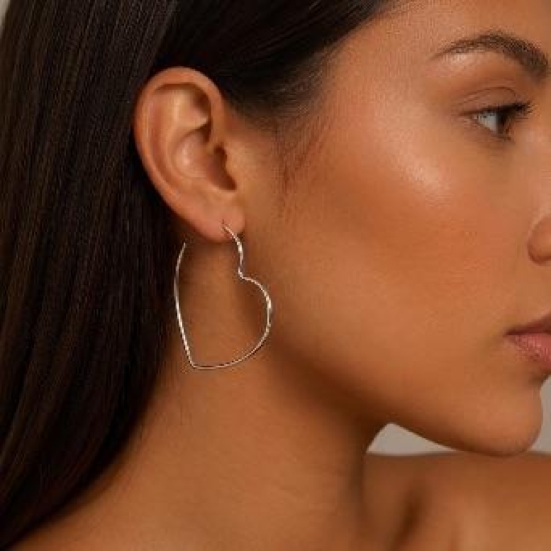 BRINCO ARGOLA CORAÇÃO LISO MÉDIA - BANHADO A RÓDIO BRANCO