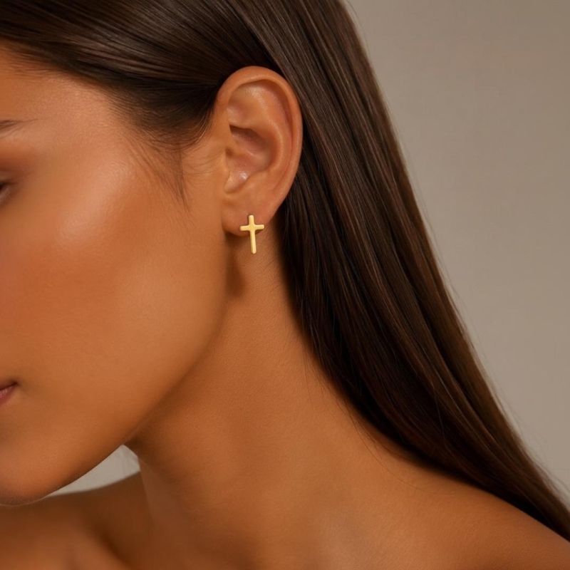 BRINCO PEQUENO CRUZ LISO - BANHADO A OURO 18K