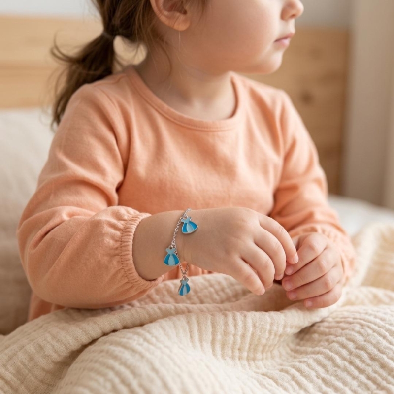 PULSEIRA INFANTIL VESTIDO AZUL -BANHADO A RÓDIO BRANCO